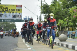 Gowes bersama tinjau infrastruktur dan beri santunan