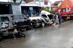 Truk seruduk mobil dan motor di lampu merah, enam orang terluka