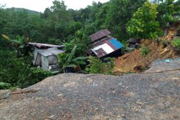 Rumah warga roboh terbawa longsor di Tayan Hilir