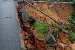 Telkom Kalbar perbaiki kabel optik yang putus akibat longsor di Tayan