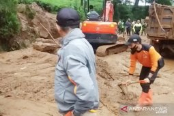 Material longsoran di Jalur Puncak sudah dibersihkan, kendaraan bisa melintas