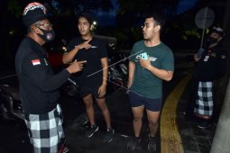Pecalang inspeksi PPKM