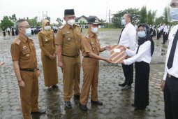 Bupati Pringsewu serahkan 321 petikan SK CPNS tahun 2019