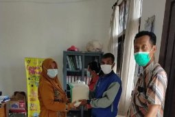 Pemkot Kediri bagikan paket bahan pokok kepada warga terpapar COVID-19