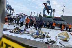 KRI Tenggiri serahkan 6 kantong isi bagian tubuh dan barang korban Sriwijaya Air