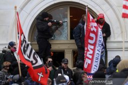 FBI periksa puluhan demonstran Capitol AS setelah seorang polisi tewas