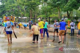 Pemkab Pamekasan gerakkan ASN bersihkan sisa lumpur banjir