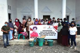 Mercy Barends salurkan bantuan bagi warga Maluku Tengah terdampak COVID-19