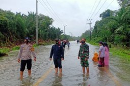 Warga pesisir Bangka Barat diimbau waspada gelombang tinggi