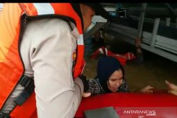 Tim Polda bantu bantu evakuasi masyarakat terdampak banjir  Kalsel