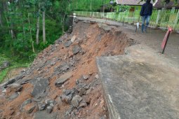 Hujan deras akibatkan jalan amblas terseret longsor di Trenggalek