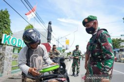 Foto - Anggota TNI lakukan razia masker ke warga Gorontalo antisipasi COVID