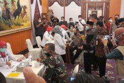 Kapolda Jambi dan Danrem penerima suntikan pertama vaksin COVID-19 di Jambi