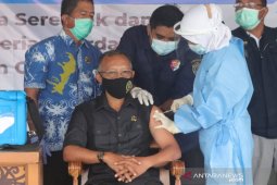 Sejumlah pejabat Kaltim disuntik awali pencanangan vaksin COVID-19