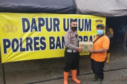 Dirlantas Polda Kalsel bantu korban banjir di Pembataan Banjarbaru