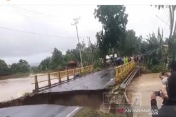 Severe flooding submerges most of S Kalimantan, road cut off