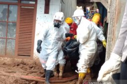 Cegah COVID-19 PMI desinfeksi di lokasi longsor Sumedang