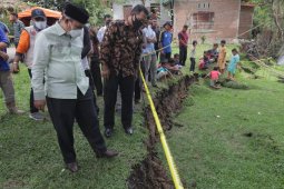 Tanah bergerak di Lamkleng, Bupati Mawardi Ali tinjau lokasi