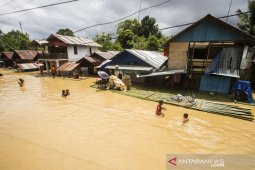 Banjir mencapai 2 meter, sejumlah warga Barabai membutuhkan pertolongan