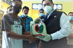 Bupati Dairi berikan bantuan sembako kepada warga terdampak longsor