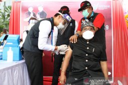 Disuntik vaksin,  Bupati Badung: vaksinasi COVID-19 itu aman