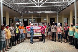 Bantuan korban banjir diserahkan PT AGM ke posko Simpang Empat Banjar