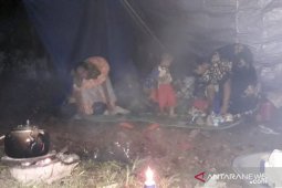 Ratusan warga Desa Pingaran Ulu Banjar mengungsi di kebun karet