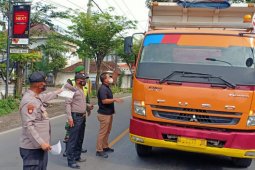 Polisi Gresik sita 6.938 identitas warga yang melanggar PPKM