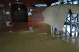 Shalat di mushala tutup karena kebanjiran