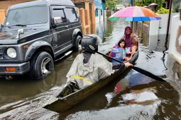 Gunakan "jukung" transportasi banjir