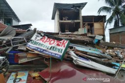Pengungsi sementara ditempatkan di Stadion Mamuji untuk antisipasi gempa susulan