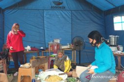 Pengungsi korban banjir di Belitung dapat layanan dapur umum