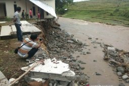 Belasan hewan ternak mati dan tiga rumah rusak akibat banjir bandang di Jembrana