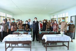 Bupati Dairi semangati guru di SMPN 1 Silahisabungan