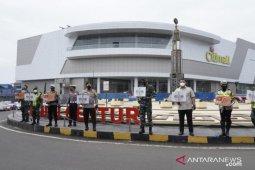 Forkopimda Cianjur bagikan ratusan masker kepada pengendara
