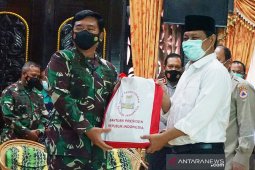 TNI distributes President's aid to S Kalimantan flood victims