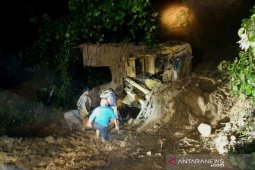 Excavator dan operator terseret tanah longsor ke jurang