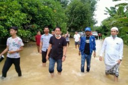 Bupati dan Wabup terpilih terjun ke lapangan bantu korban banjir