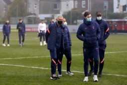 Bola Liga Inggris, varian baru dan setia bermasker