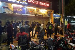 Polres bubarkan massa berkerumun cegah penyebaran COVID-19