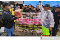 Ditresnarkoba Polda Kalsel salurkan bantuan korban banjir