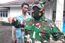 TNI bersihkan reruntuhan gedung akibat gempa