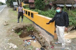 Jembatan Nasional di Desa Kadundung HST waspada longsor, polisi disiagakan