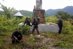 TNI dan Hipakad bersihkan Monumen Pertahanan 1958 di Bone Bolango