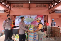 Polres Tanah Bumbu distribusikan bantuan korban banjir