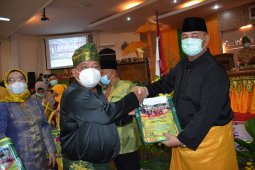 Ngogesa Sitepu terima cenderamata di hari Jadi Langkat ke-271