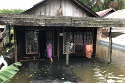 Pascabanjir, warga Desa Baru Kecamatan Awayan mulai membersihkan rumah
