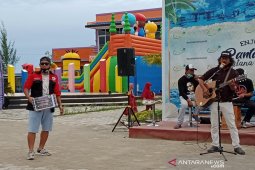 Penggemar Iwan Fals "ngamen" kumpulkan dana untuk korban Kalsel-Sulbar