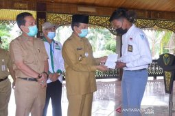 Bupati Batanghari dampingi Gubernur Jambi serahkan bantuan