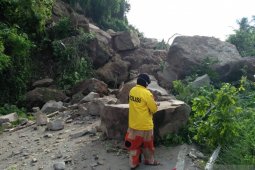 Batu sebesar mobil memutus jalan ke Kota Mamuju